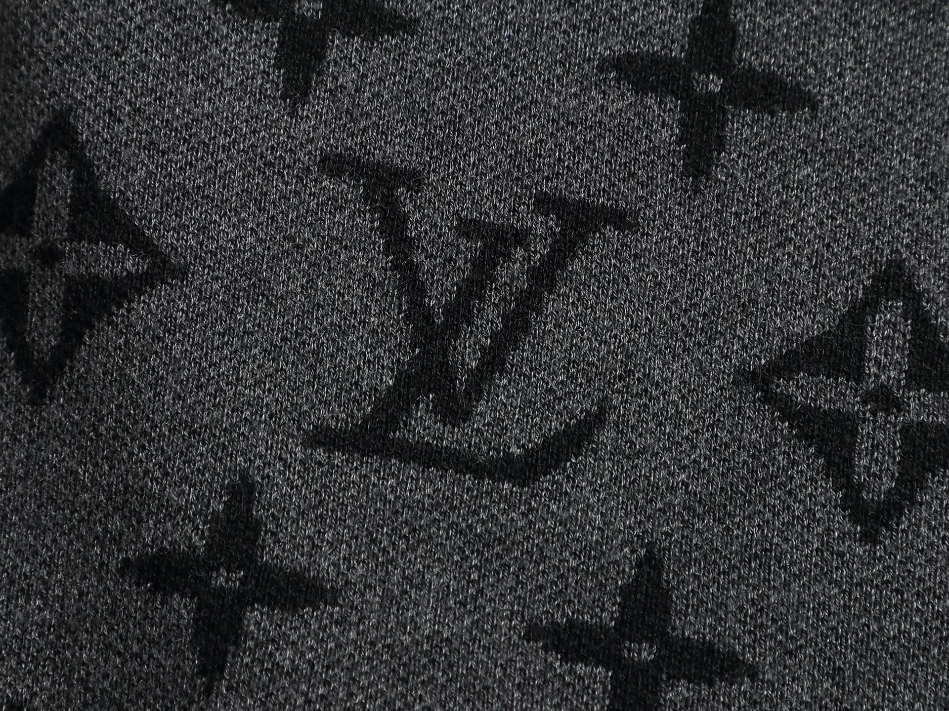 🅿️220 Louis Vuitton/Louis Vuitton Sweater jacquard towel embroidery The large logo is exquisitely upgraded, inspired by the retro embroidery of the 1980s. The original fabric is the same as the official short-sleeved T-shirt. The fabric is dyed in the same vat. It feels very comfortable. The latest brick cabinet synchronization for spring and summer. Fashionable and personalized. Super versatile and good-looking. It is very suitable for both men and women. A must-have for everyone. Hang tag. Collar label. Washed wheat. Complete with three labels. Color: Black Size: S M L XL